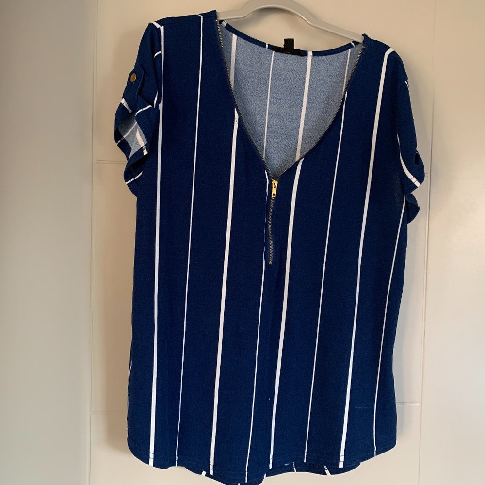 Sporty v-neck work top